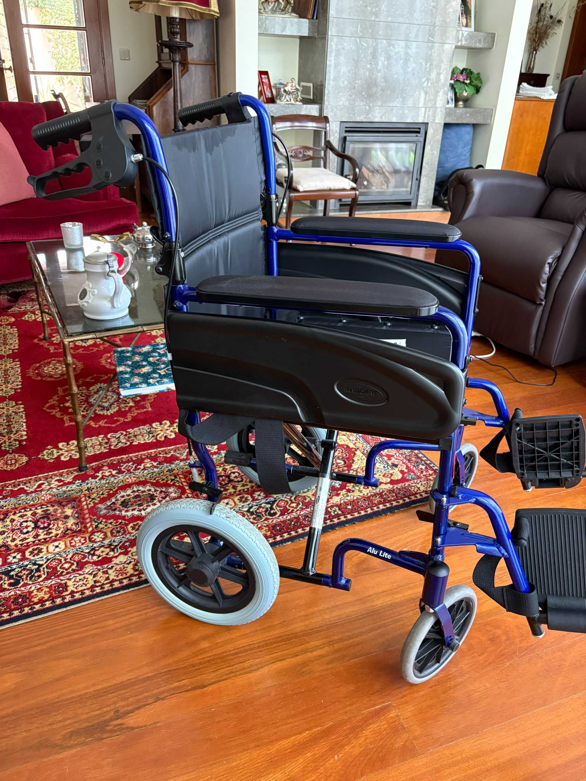 Vendo cadeira de rodas dobrável Invacare Alu Lite - como nova