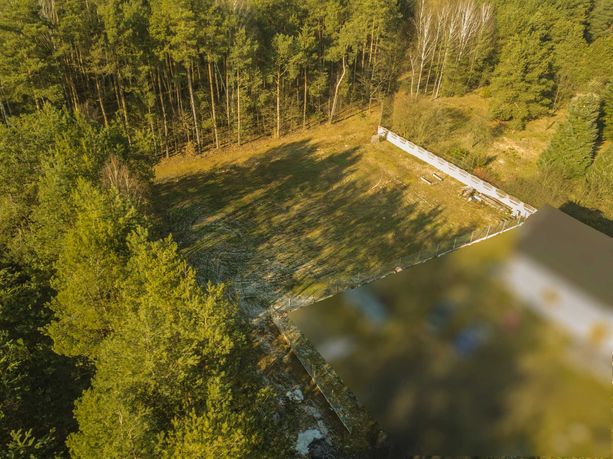 Piękna działka budowlana w pobliżu lasu.