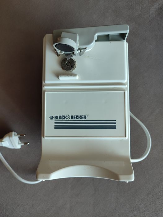 Máquina abre latas e afia facas Black & Decker