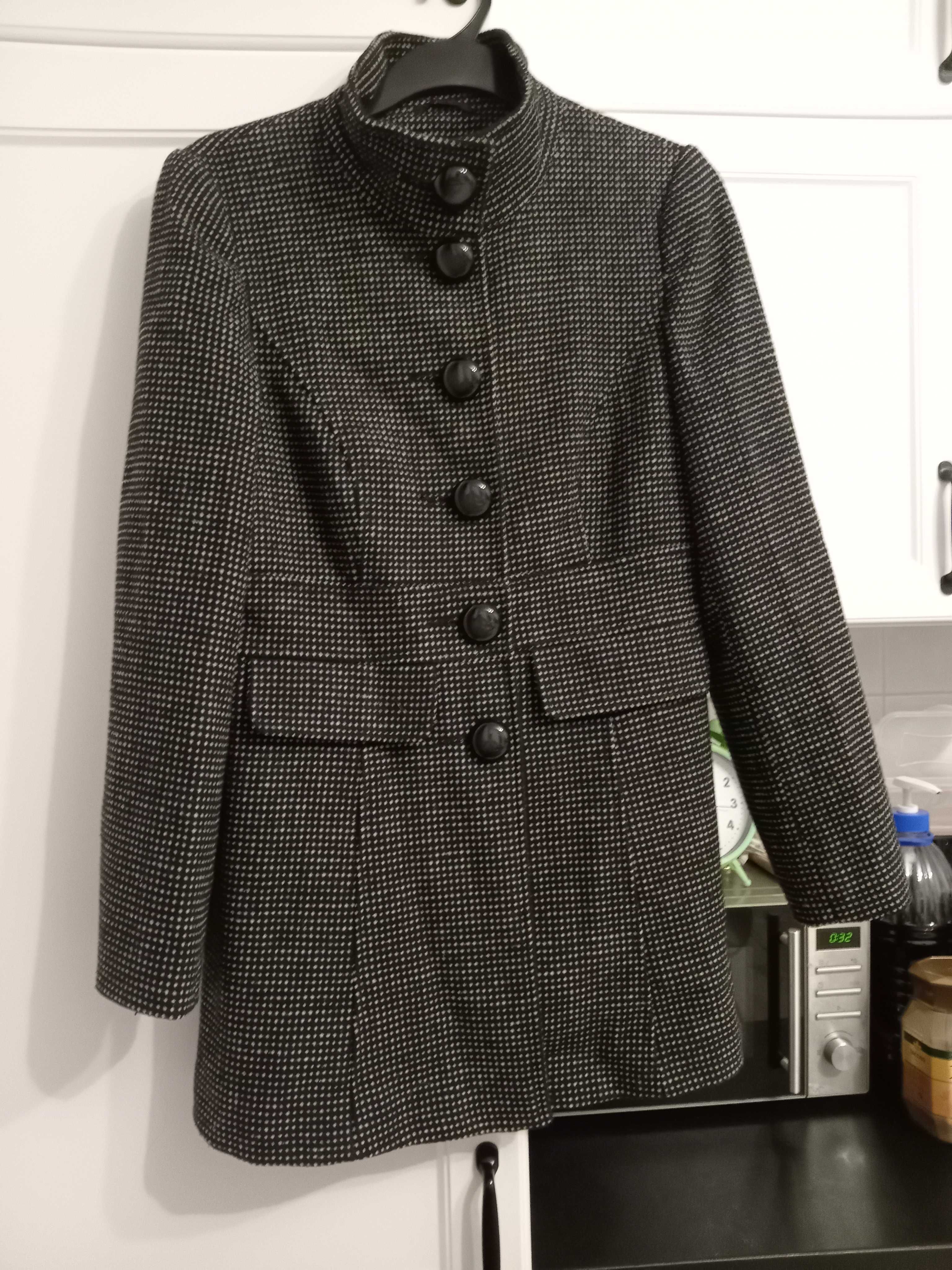 Płaszcz zimowy dla kobiet rozmiar 40.Kolor czarno biały, elegancki.