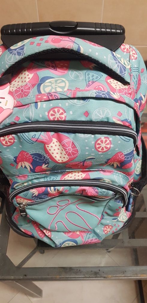 Mochila rodinhas marca totto