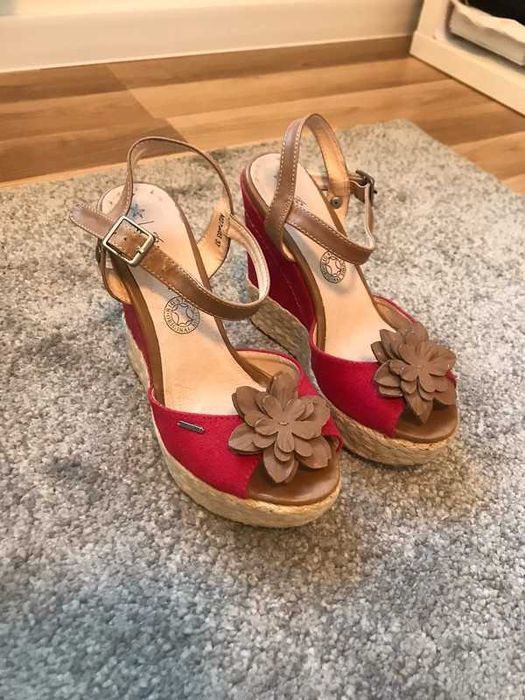 Piękne buty na wysokiej koturnie rozm 37