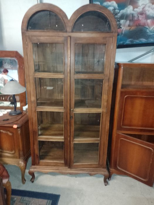 Przeszklona witryna-biblioteka