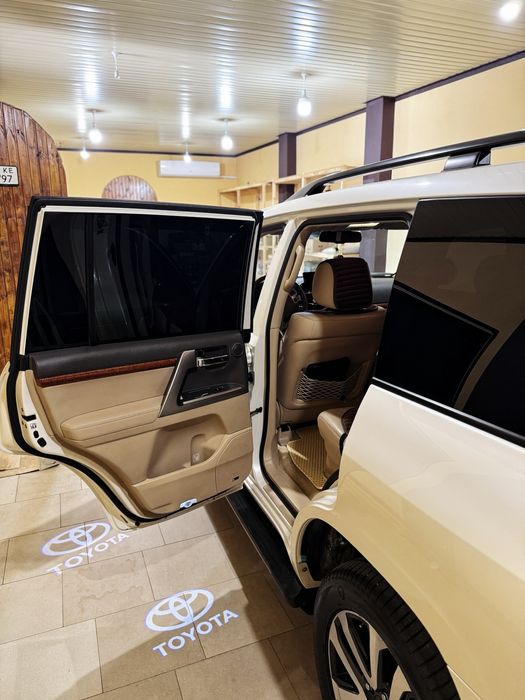 Toyota Land Cruiser 200 • 2013 • 4.5 V8 Diesel • 70th Anniversary