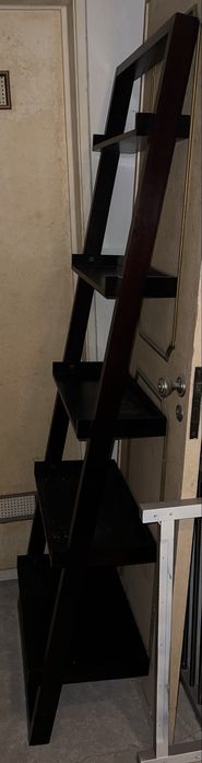 Estante em forma de escada