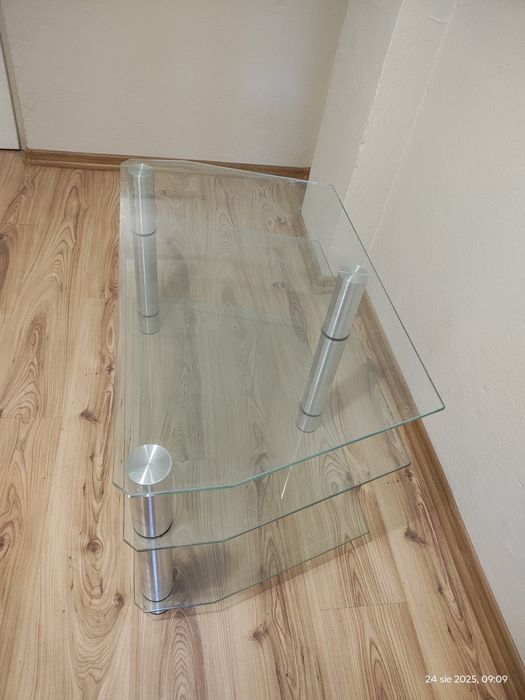 Szklana szafka pod telewizor