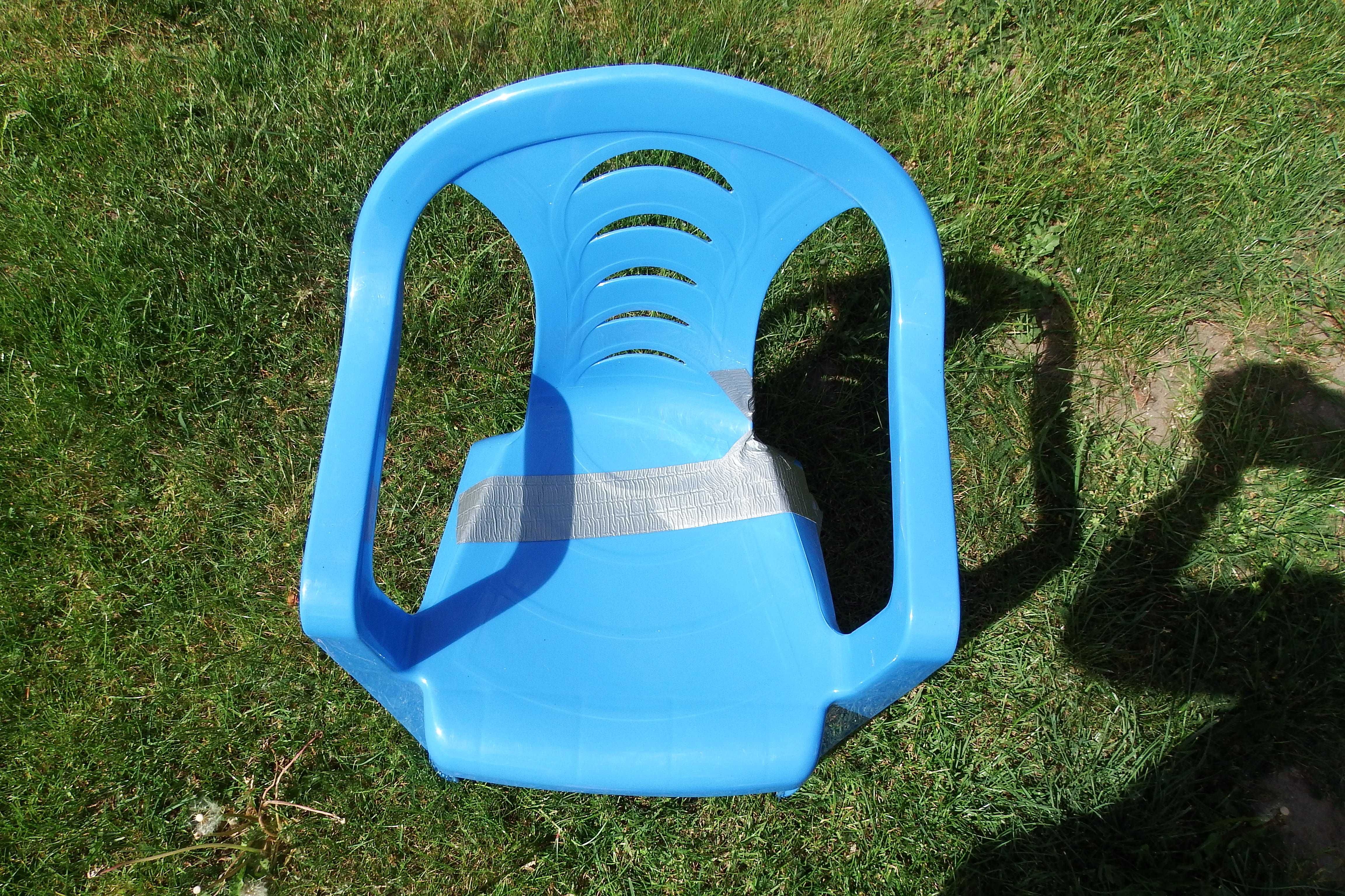 niebieskie krzesełko plastikowe ogrodowe dzieci Pęknięte