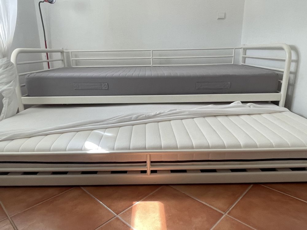 Cama individual com cama extra por baixo