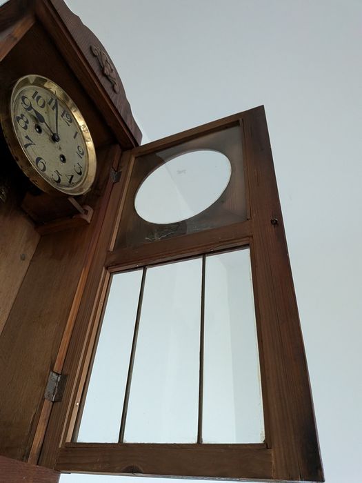 Stylowy zegar ścienny z wahadłem – lata 30–50 XX w.