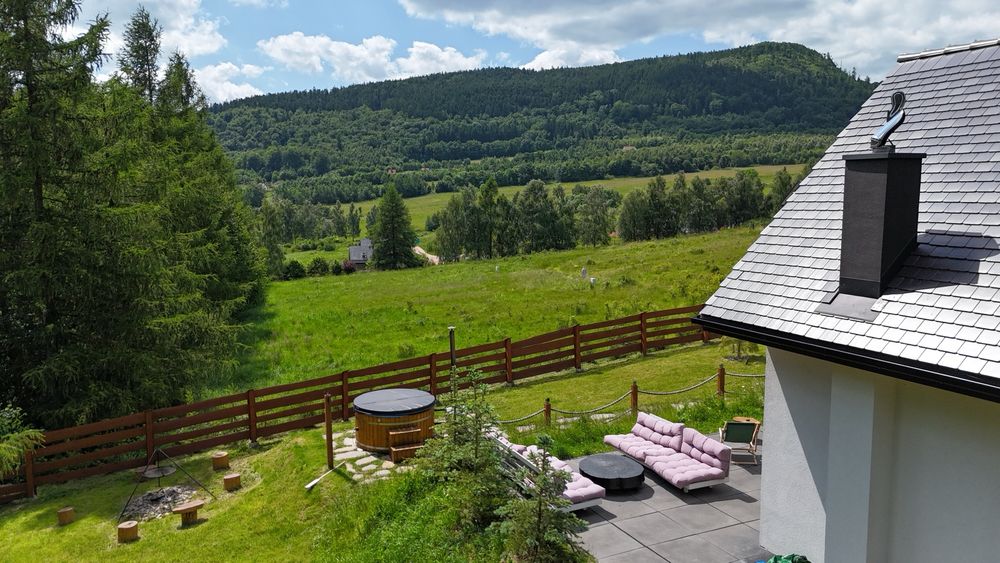 Domek z Banią z widokiem na góry Łomnica. Góry Sowie