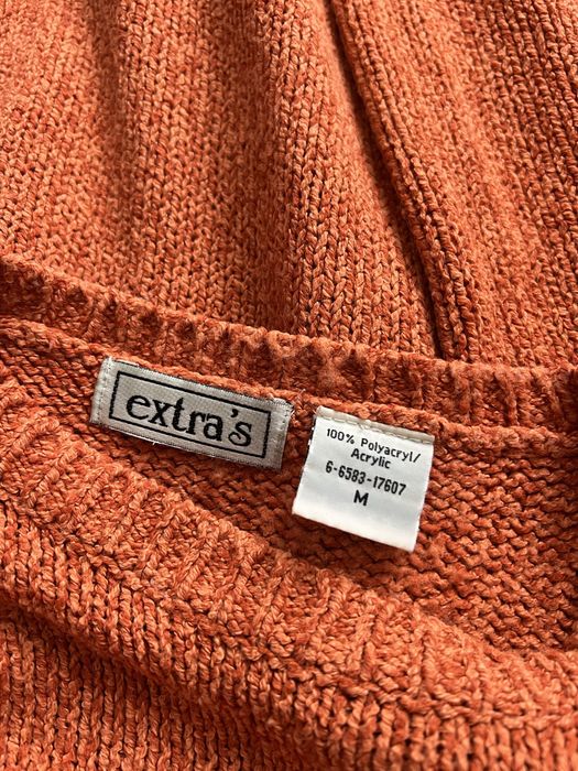 Sweter z jasnoniebieskim paskiem