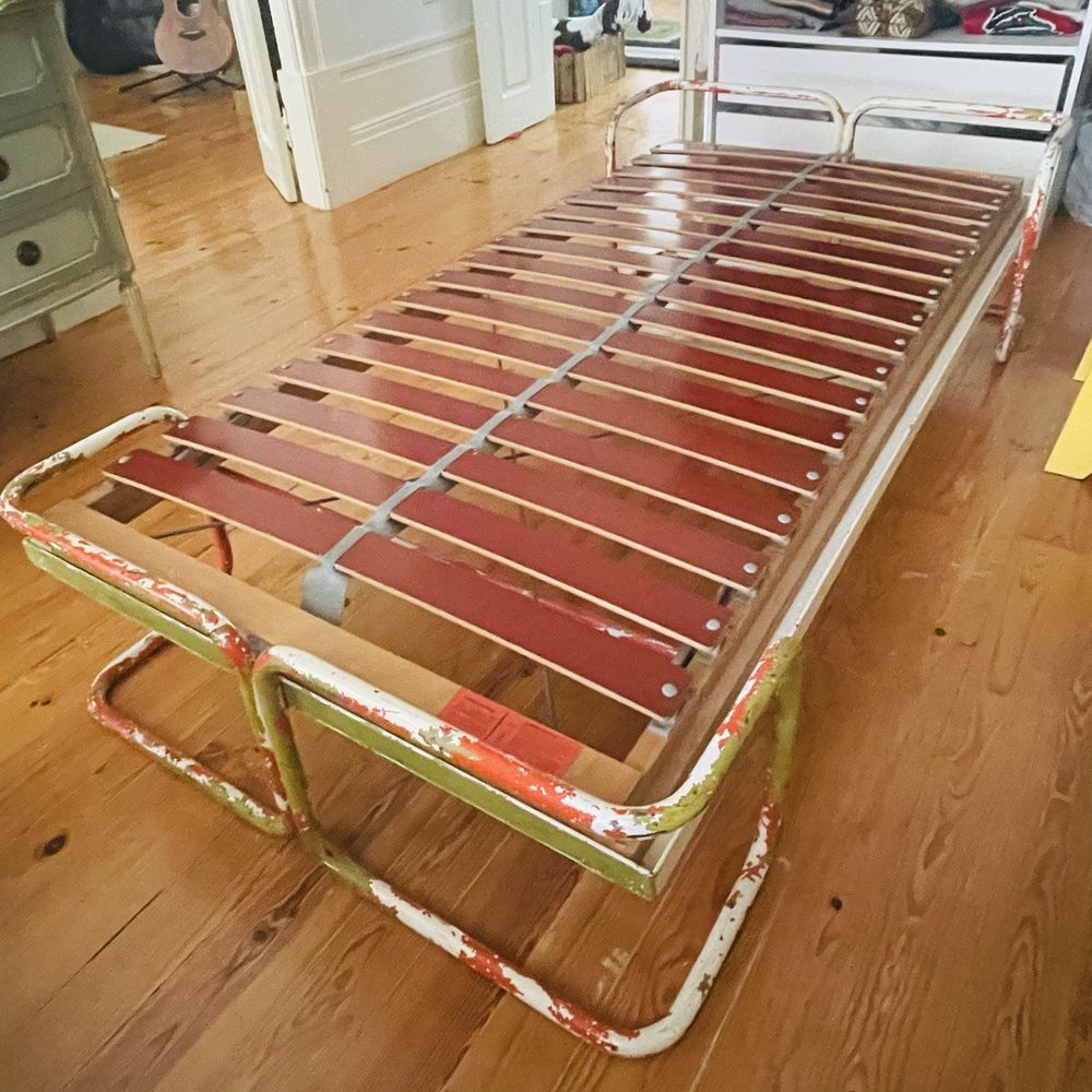 Cama com estrado articulável