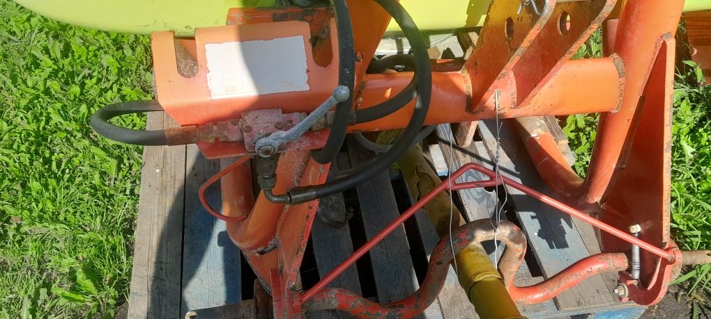 Rozsiewacz nawozu Brun Amazone 600-700l 12-18m hydraulicznie otwierany