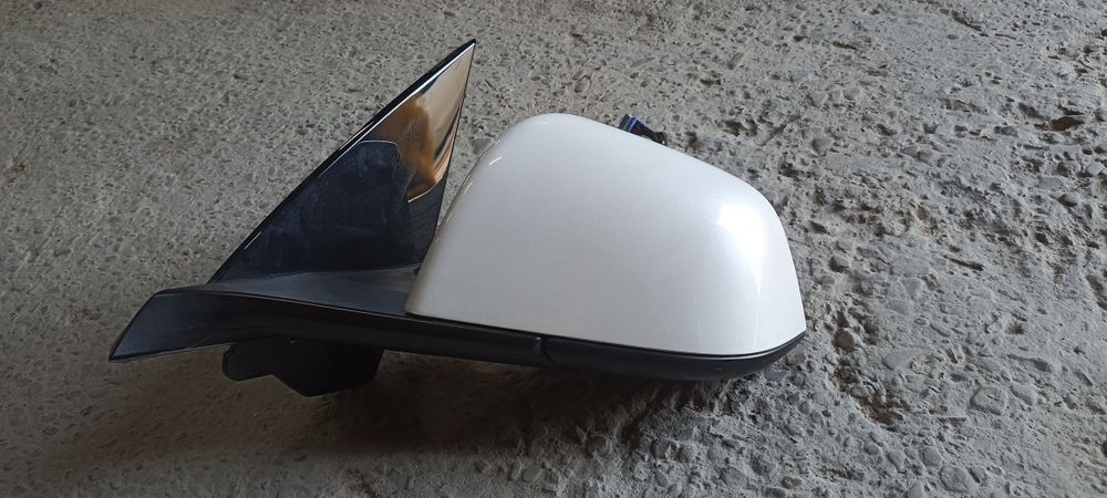 TESLA MODEL Y  є в наявності дзеркала
