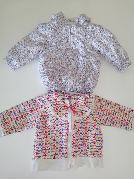 Várias roupas de bebé