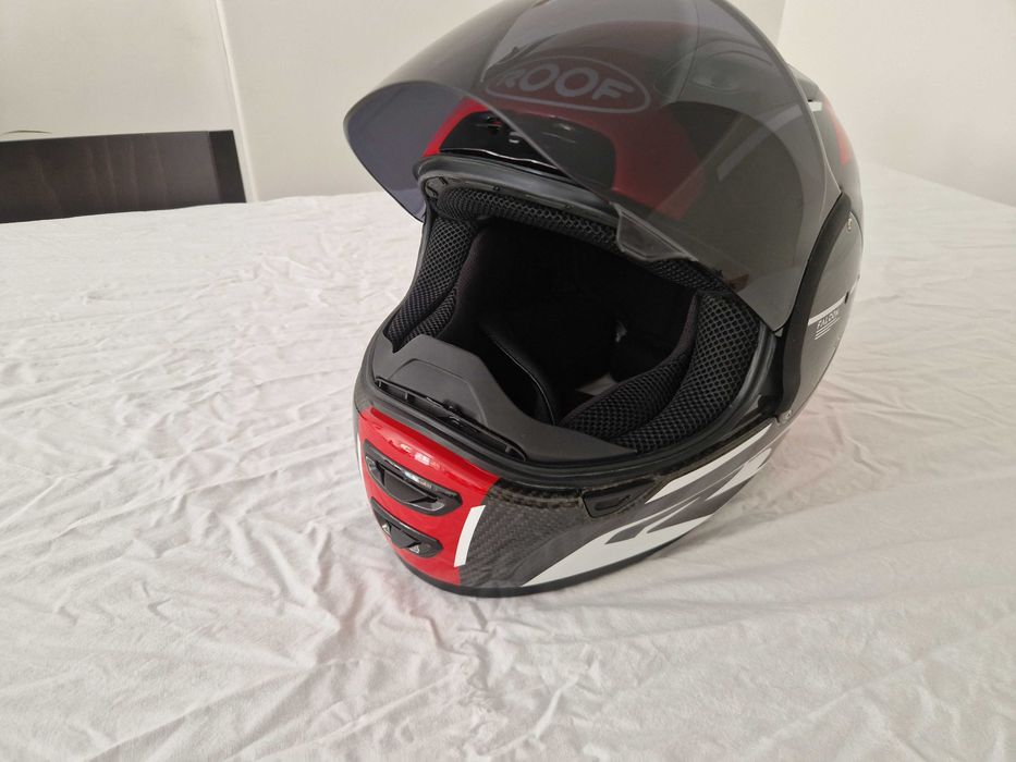 Capacete ROOF RO200 em carbono, tamanho M, pesa apenas 1090g