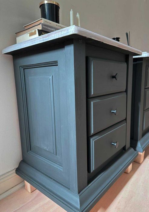 Conjunto de Mesas de Cabeceira Restauradas em tinta de giz preta