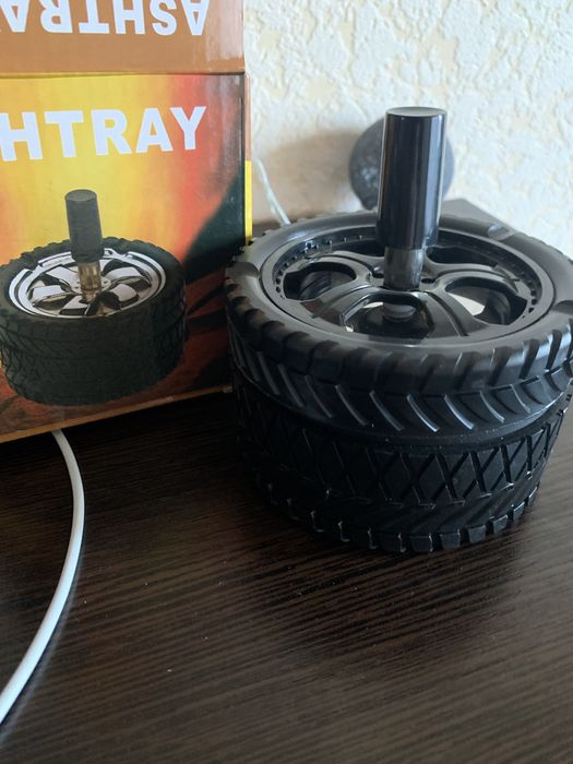 Продам пепельницу которая не пахнет после окурков, верх вращается и з