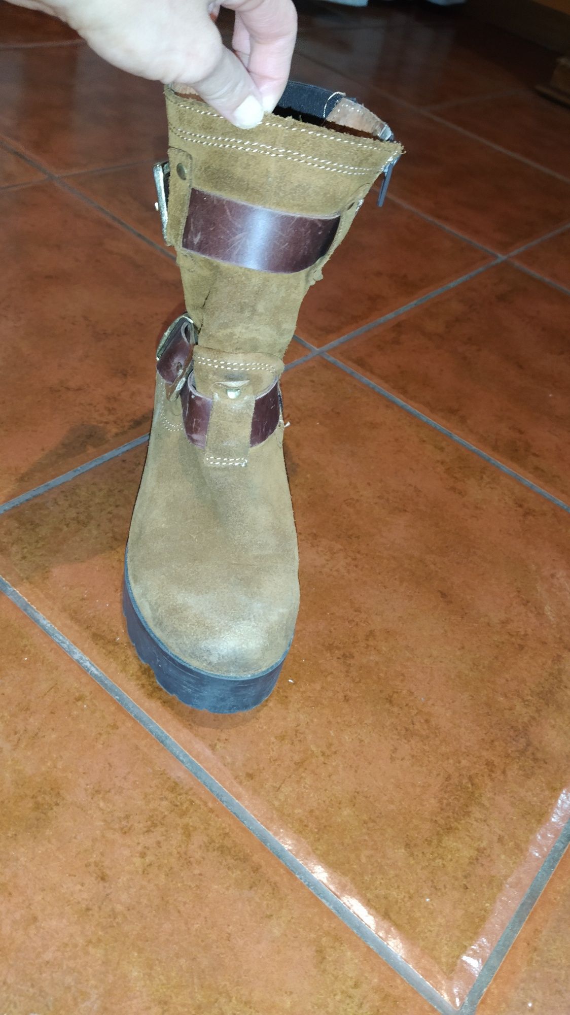 Botas em camurça com plataforma