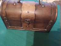 Stary drewniany kuferek z metalowym okuciem 26 x 14 x 15