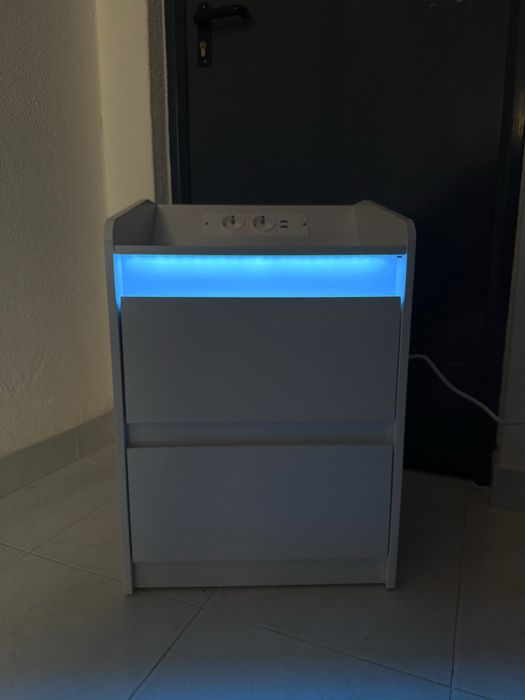 Mesa de cabeceira branca c/ tomada encastrada e LED’s