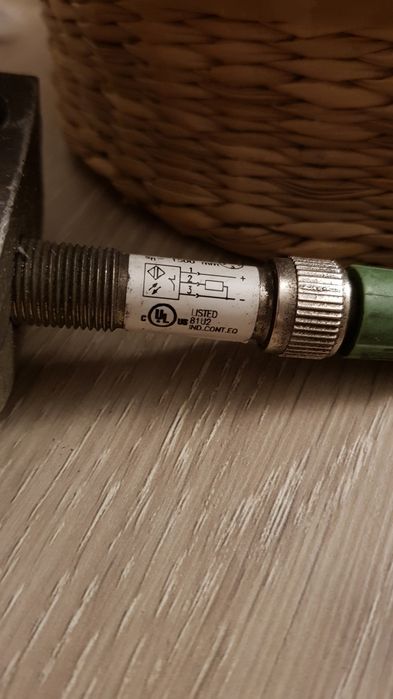 Czujnik refleksyjny komplet BOS 12M-PO-1QA-S4-C

 Zasieg do 1,5m