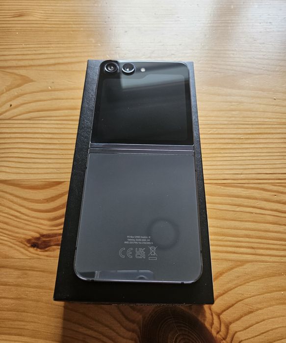 Samsung Galaxy Z Flip 5 - 512GB - Novo