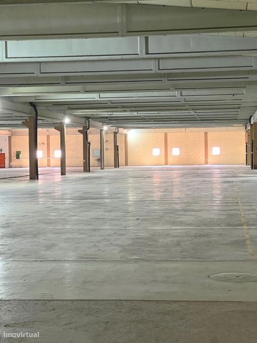 Armazéns com 15500m2 em Taveiro