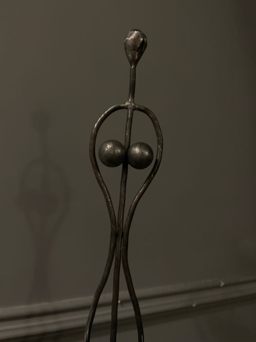 Фігура Жінки з металу