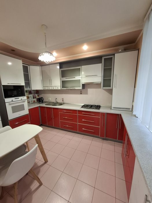 Здається простора 2-кімнатна квартира в центрі міста! (Сталінка)