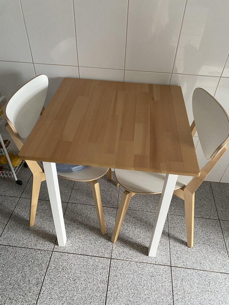 Mesa com cadeiras