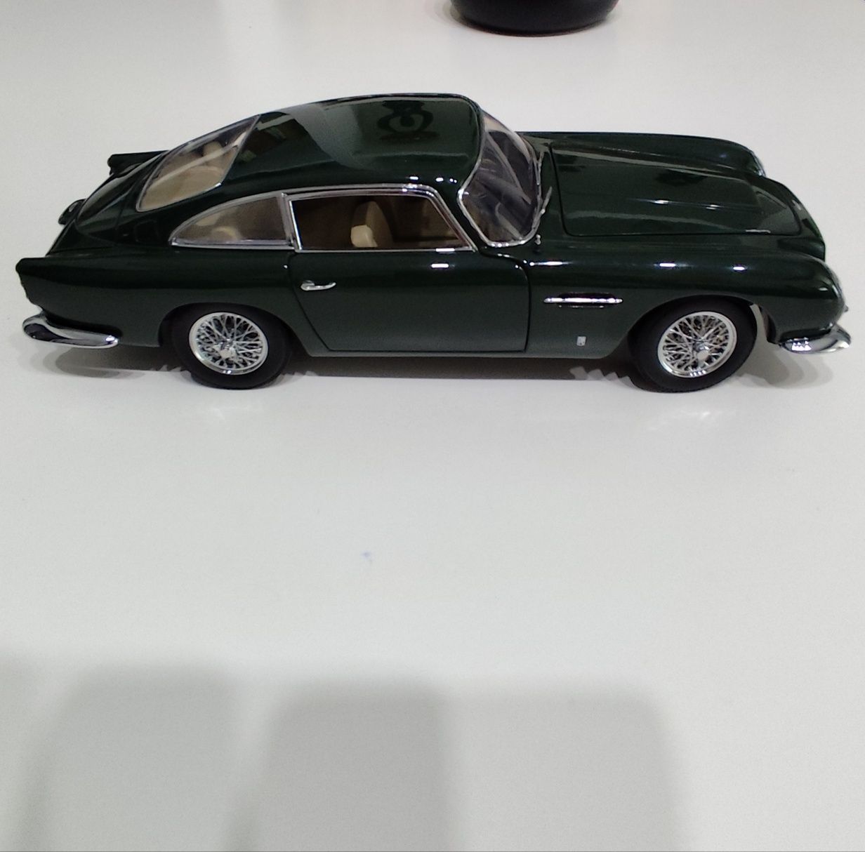 Aston Martin autoart 1/18