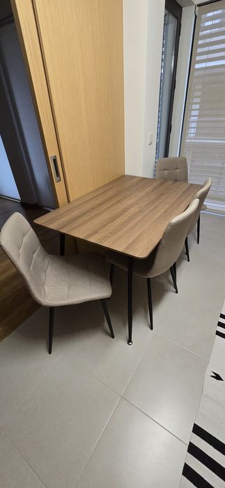 Mesa de jantar com 4 cadeiras