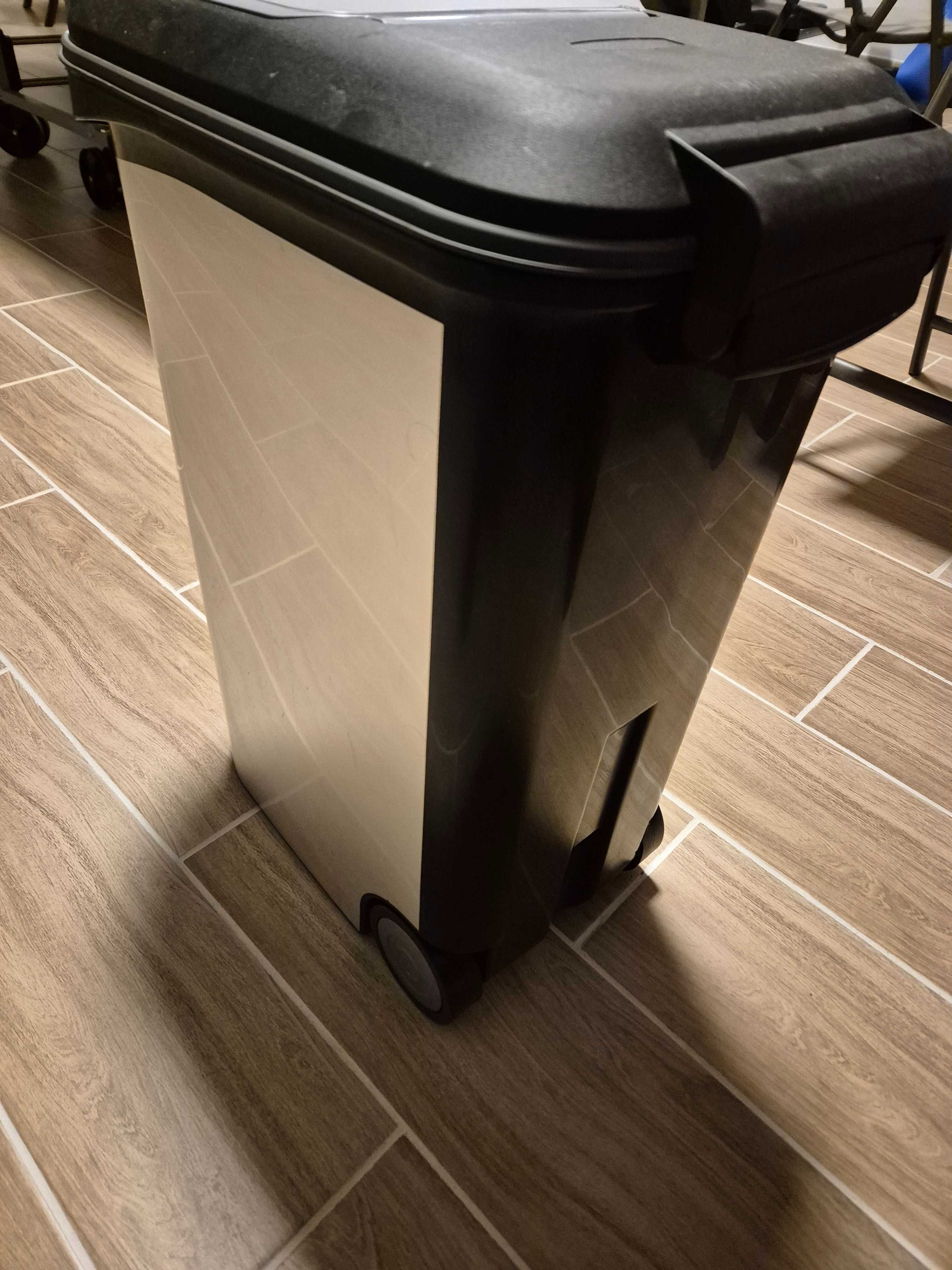Pojemnik na karme dla psa duży do 20kg Curver