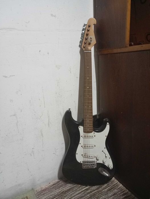 Guitarra elétrica usada