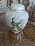 Porcelanowa amfora -pawie .