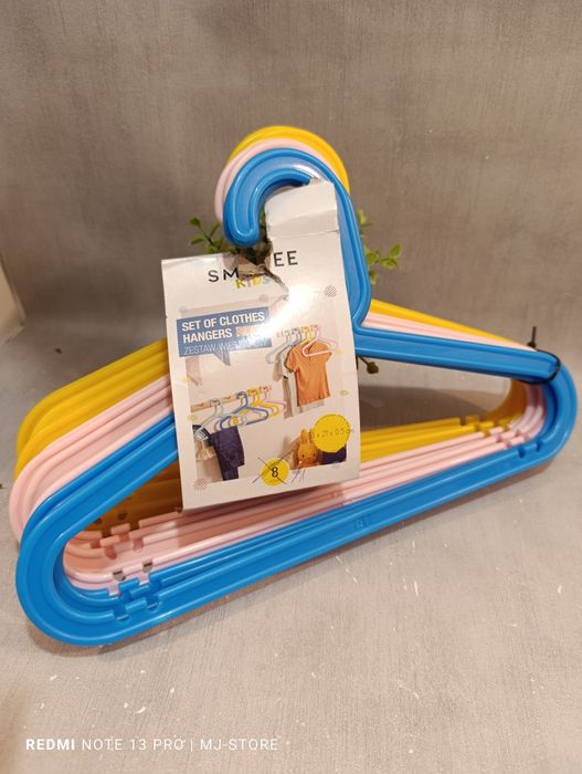 11 wieszaków na ubranka dziecięce