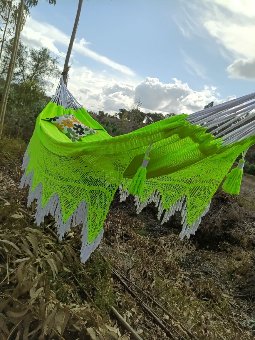 Cama de Rede Neon com Detalhes Artesanais e Crochê Elegante