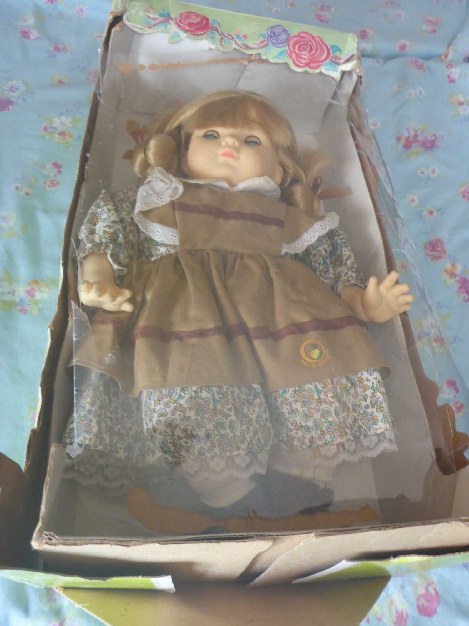 Boneca antiga anos 80, roupas da época Vitoriana - Inglaterra 42cm