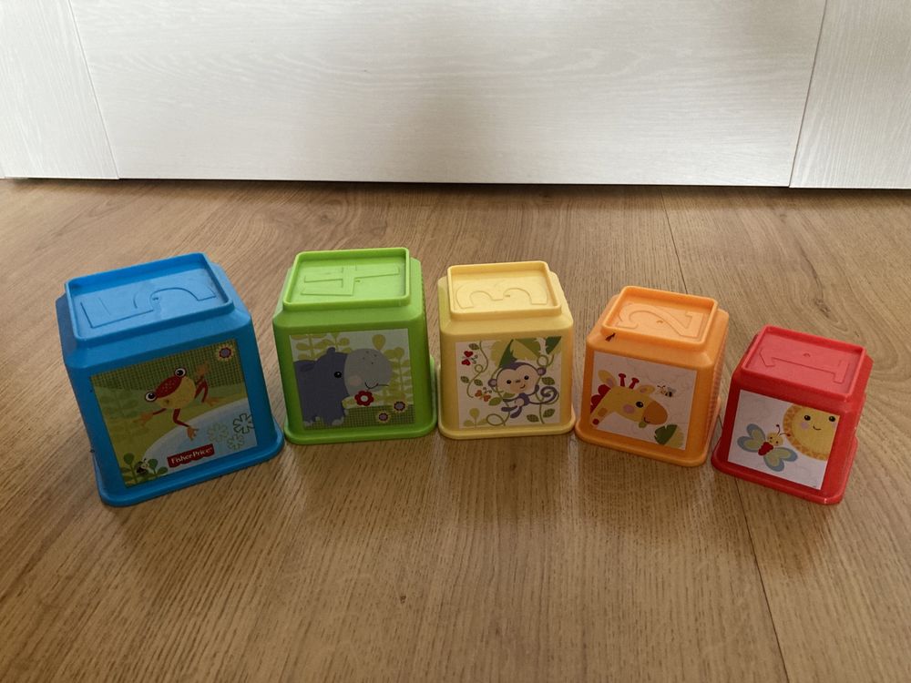 FISHER PRICE KLOCKI ODKRYWCY piramidka kubeczki 6m+