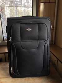Duża czarna walizka materiałowa marki RGL
