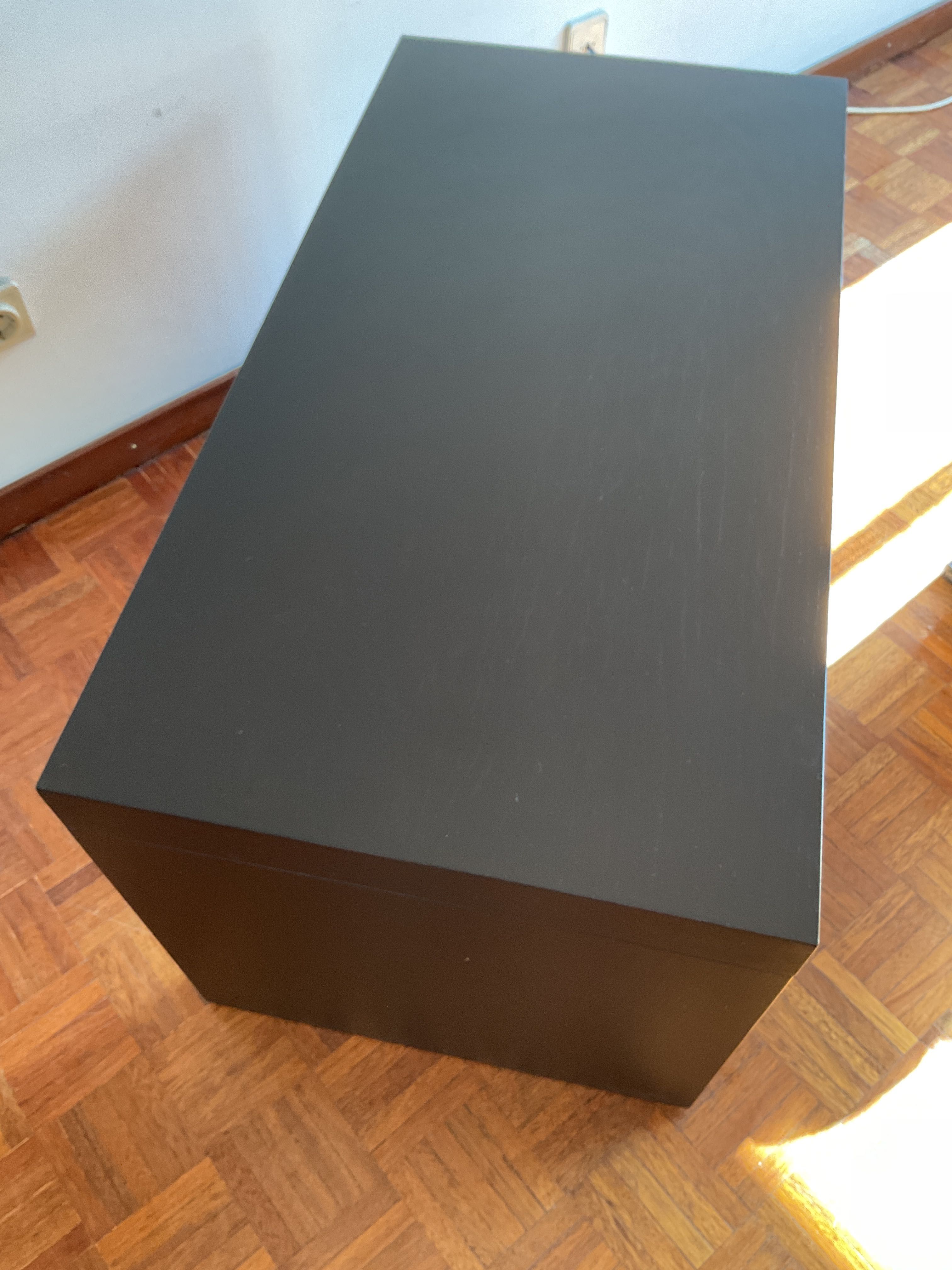 Mesa de sala ou de café em madeira maciça