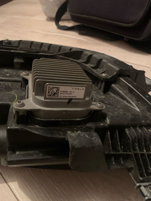 Фара правая тесла.