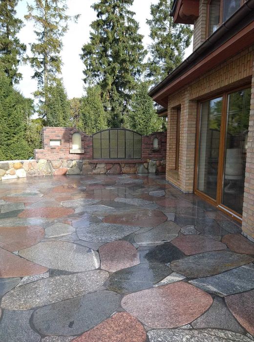 kamień polny cięty płomieniowany duże formaty grubość 2 cm.