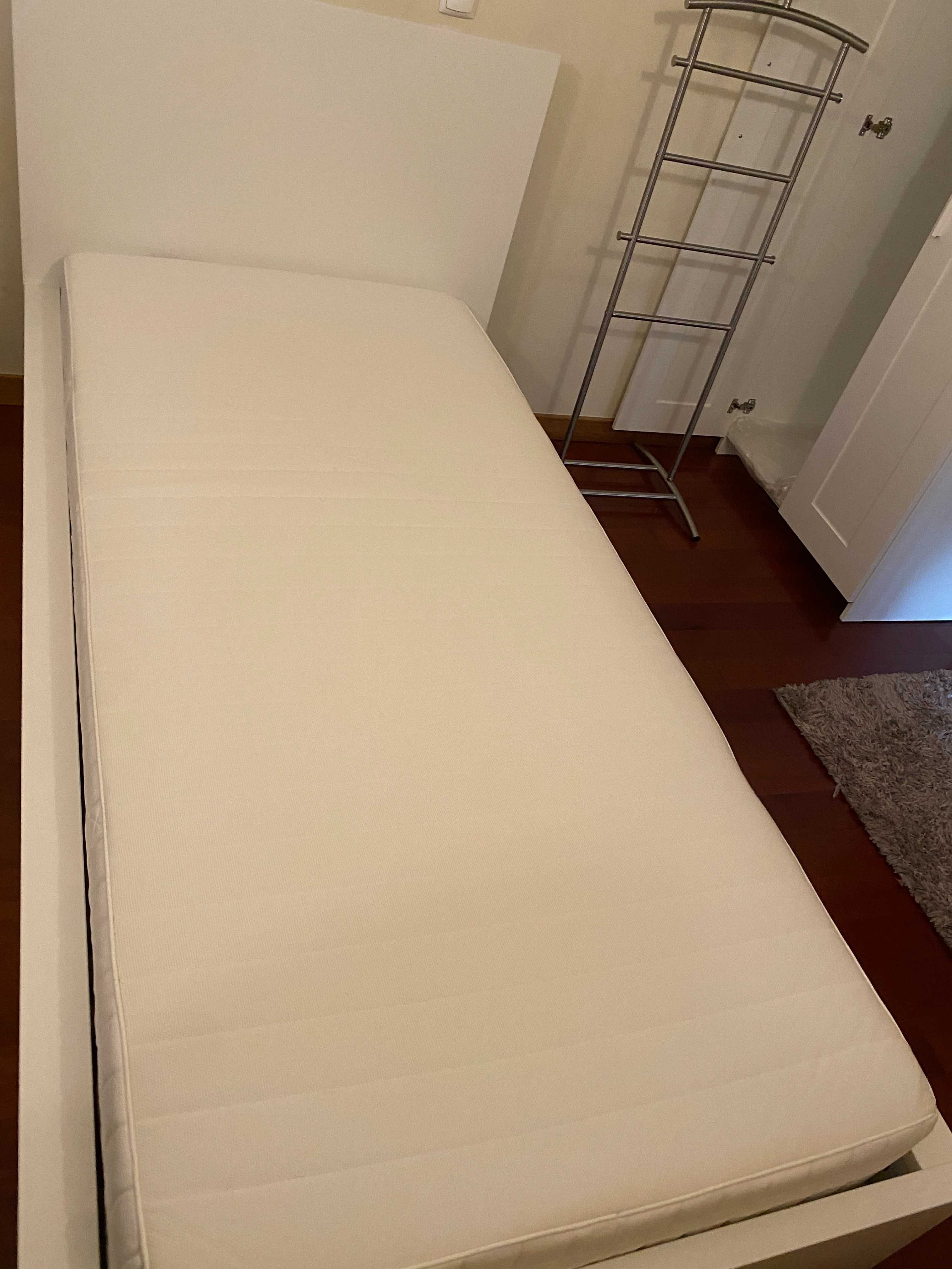 Cama de solteiro e colchão IKEA