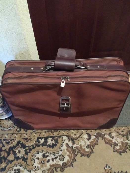 Продам отличный чемодан