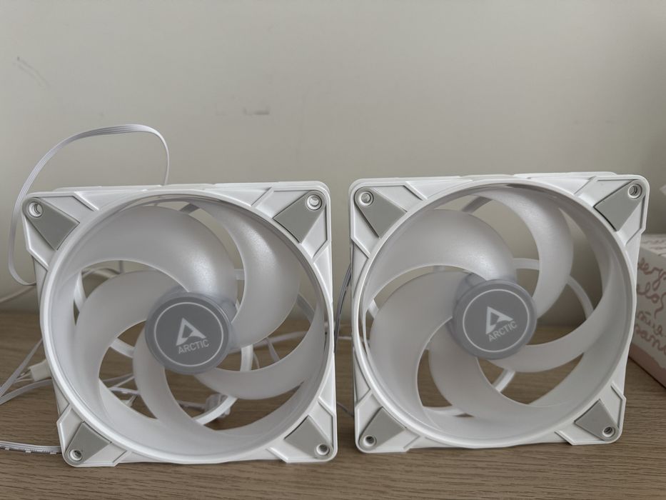 2 Ventoinhas 140mm Arctic P14 PWM PST A-RGB 1900RPM 4 Pinos Branca