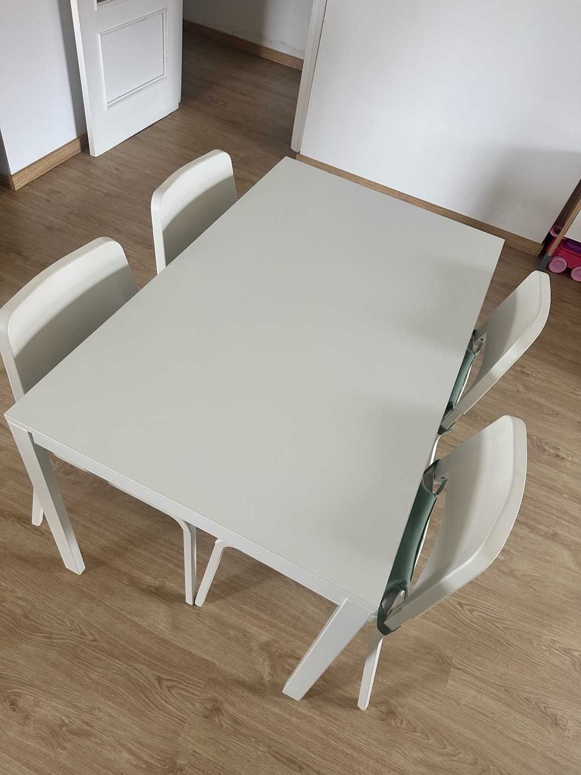 Conjunto Mesa + 4 Cadeiras - Branco