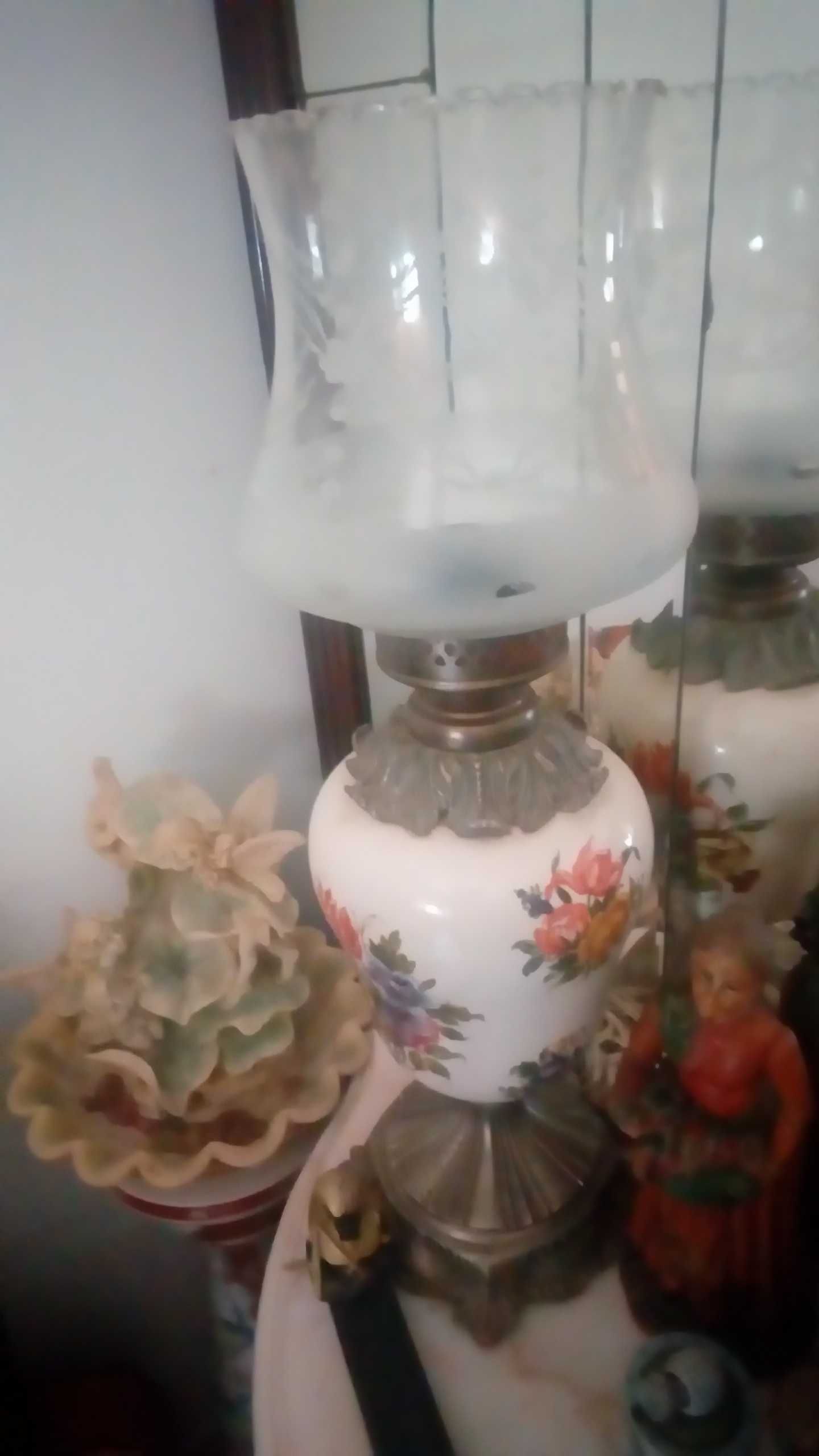 Candeeiro vintage em porcelana e estanho
