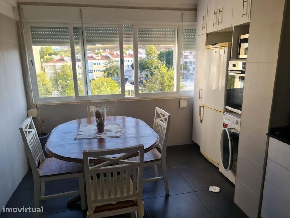 Quarto mobilado com serventia de cozinha junto ao metro de Alfornelos